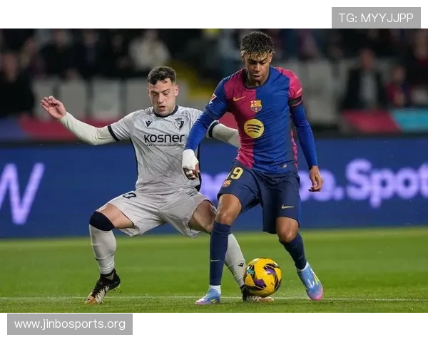 周四晚巴萨对奥萨苏纳补赛吸引42319名球迷现场观赛盛况全景