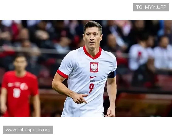 莱万被解职内幕 揭示更衣室激烈冲突与荒唐决策引发的风波