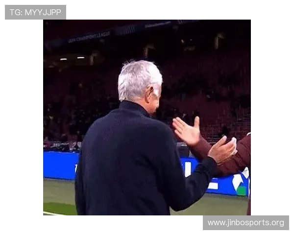 英超赛场边温情时刻感动球迷球员暖心举动瞬间刷爆全网