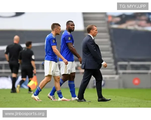 英超球员被换下怒摔毛巾引热议 主帅回应情绪真实令人共鸣 英超球员被换下怒摔毛巾引热议 主帅回应情绪真实令人共鸣