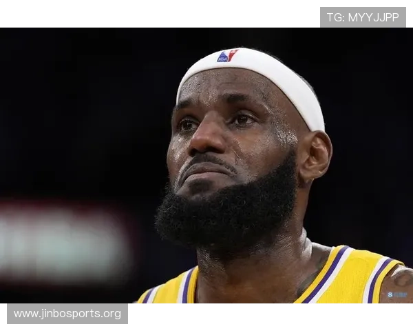 詹姆斯深夜苦练只为夺冠目标坚定誓要再创巅峰荣耀