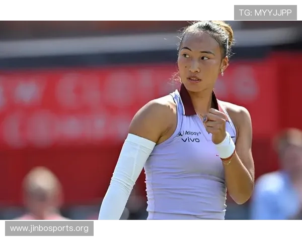 郑钦文跃上W中文版封面展现球场之外新时代力量象征风采与魅力光